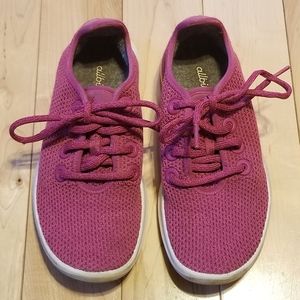 magenta tennis shoes